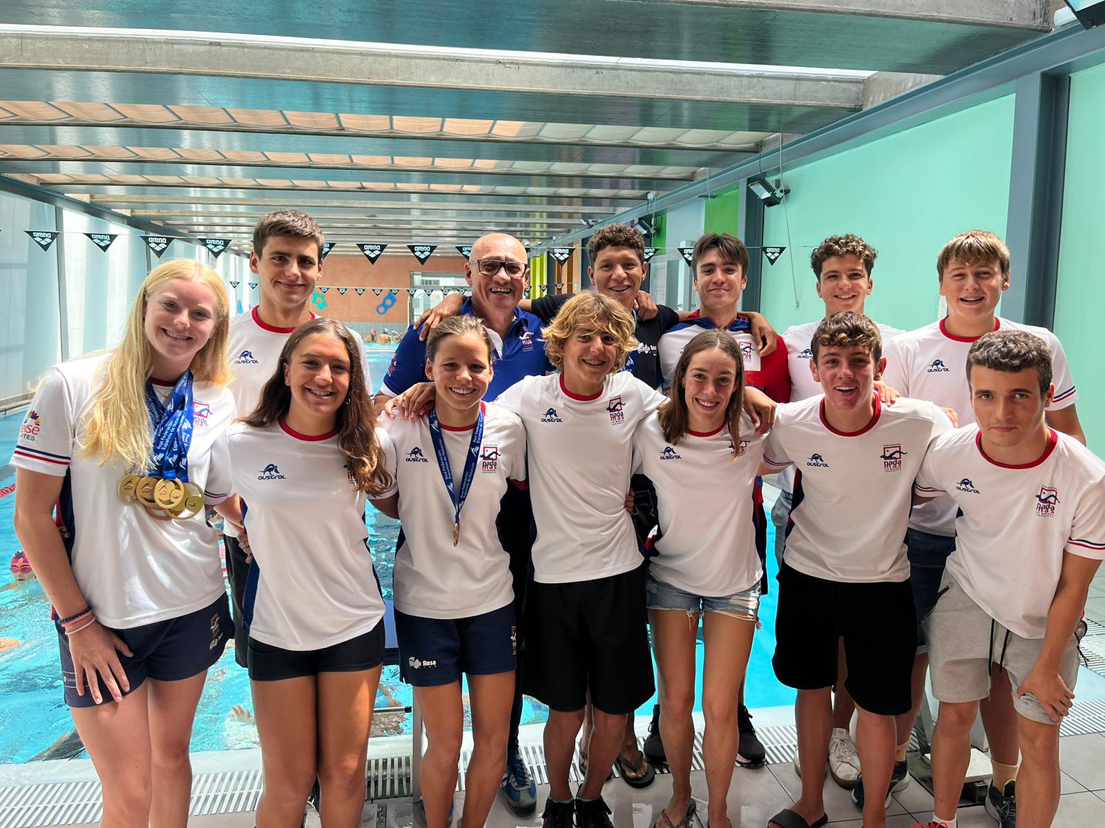 La nadadora nadadora Kennedy Denby (i), del club Nadamas de Costa Teguise, tras obtener la medalla de oro de España de 400 metros libres.