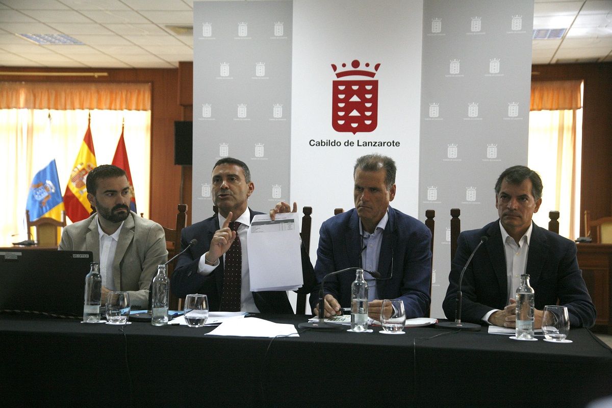 Oswaldo Betancort, Domingo Cejas, Domingo Pérez, David González durante una rueda de prensa en el Cabildo de Lanzarote (Fotos: José Luis Carrasco)