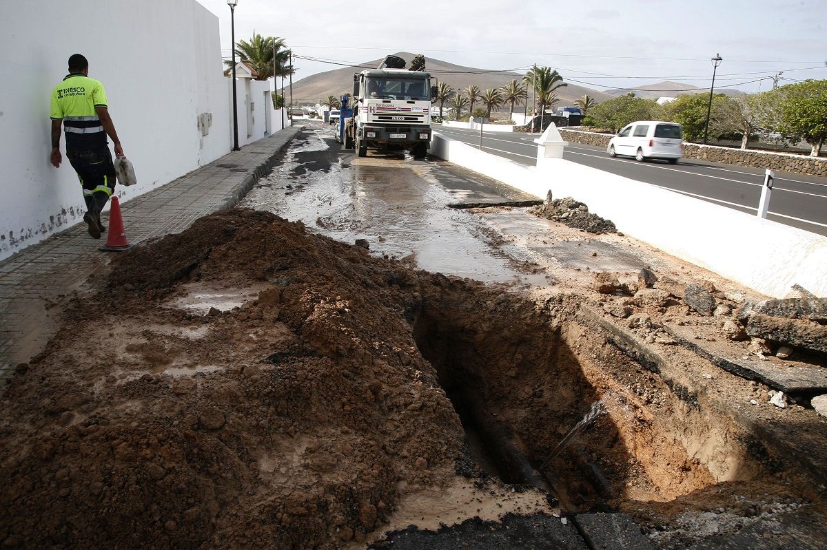 Agua. Avería reciente de una tubería en Lanzarote.