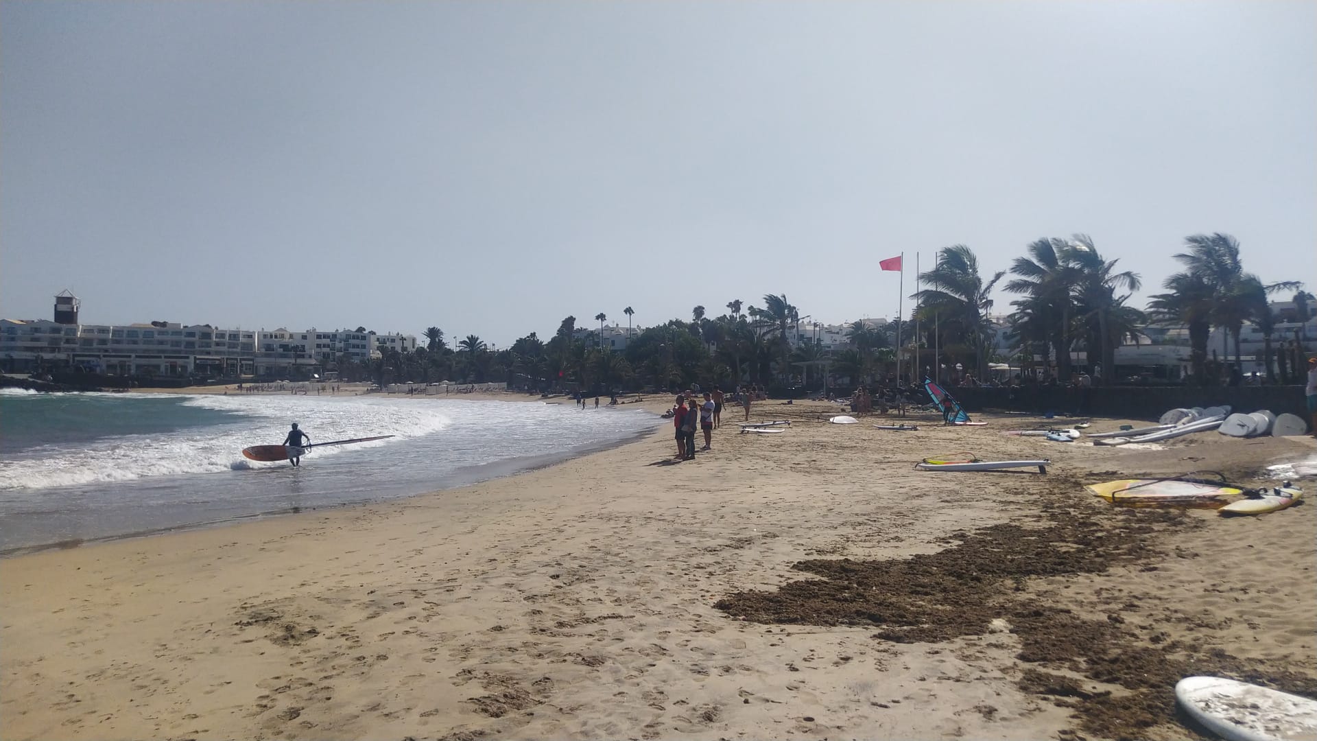 La playa de Las Cucharas afectada por el oleaje. Foto: La Voz de Lanzarote.