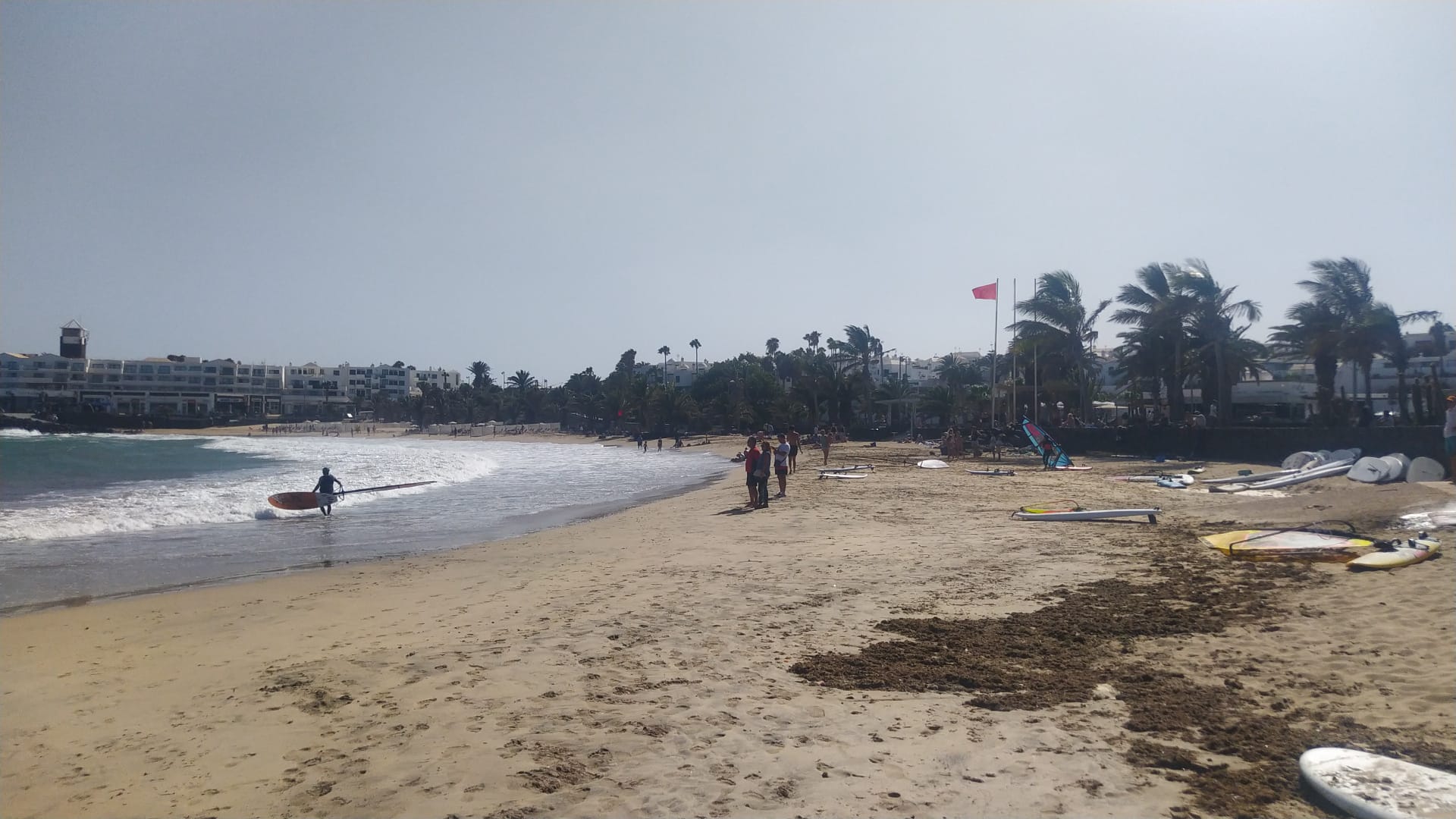 La playa de Las Cucharas afectada por el oleaje. Foto: La Voz de Lanzarote.