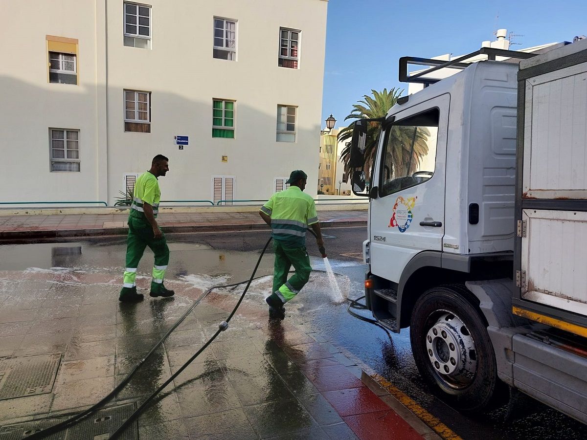 Labores de limpieza en la calle Alonso en Arrecife