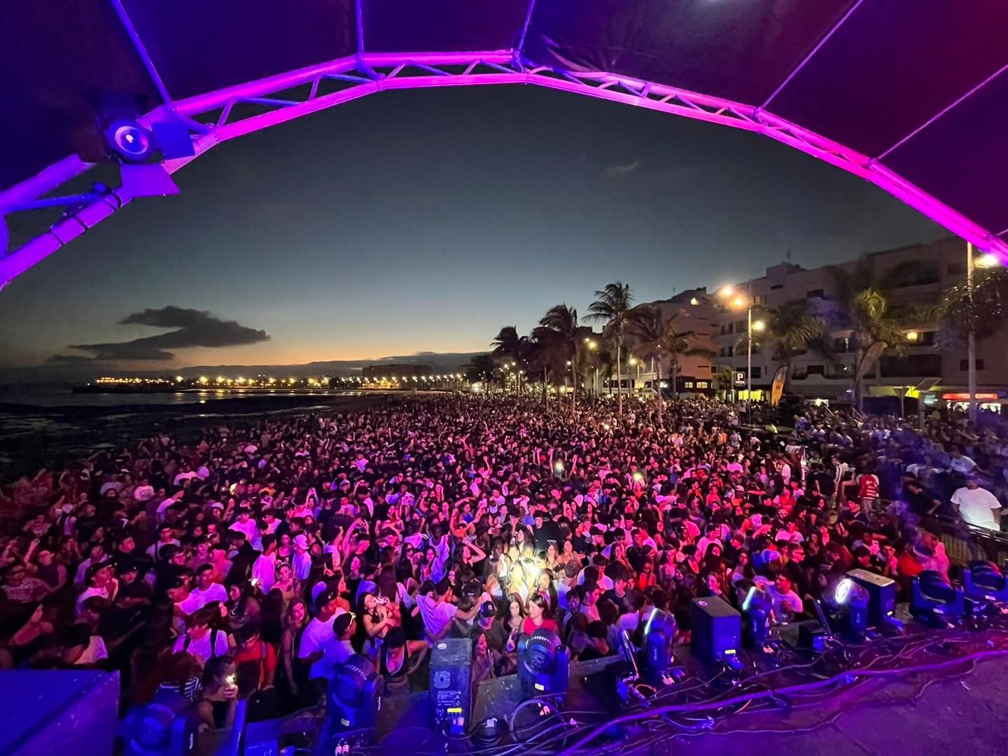 La playa de El Reducto se llenó con más de 10.,000 personas para disfrutar del Arrecife Summer Fest La playa de El Reducto se llenó con más de 10.,000 personas para disfrutar del Arrecife Summer Fest