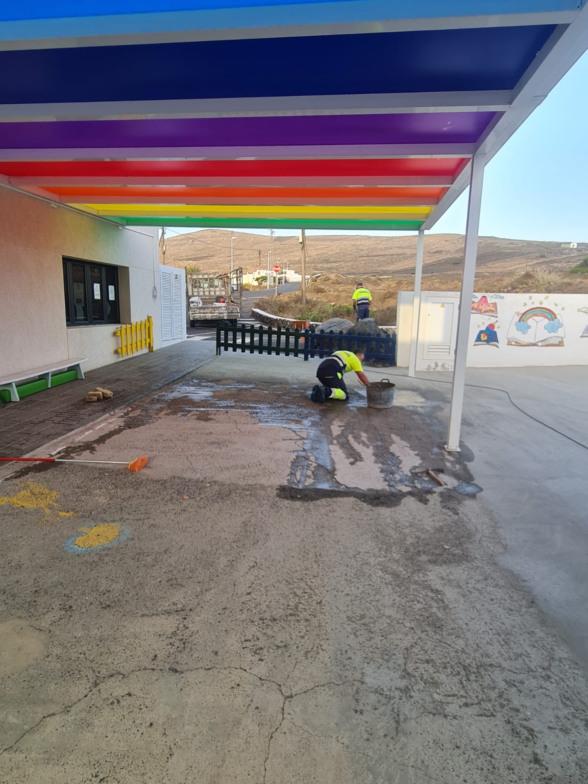 Trabajos de mejora en los centros educativos de San Bartolomé. Foto: Ayuntamiento. Trabajos de mejora en los centros educativos de San Bartolomé. Foto: Ayuntamiento.