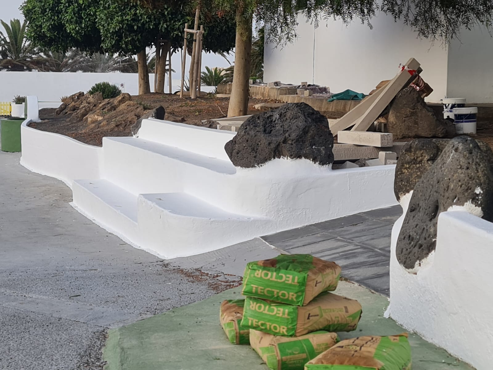 Trabajos de mejora en los centros educativos de San Bartolomé. Foto: Ayuntamiento. Trabajos de mejora en los centros educativos de San Bartolomé. Foto: Ayuntamiento.