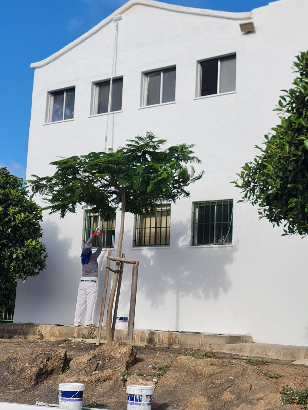 Trabajos de mejora en los centros educativos de San Bartolomé. Foto: Ayuntamiento. Trabajos de mejora en los centros educativos de San Bartolomé. Foto: Ayuntamiento.