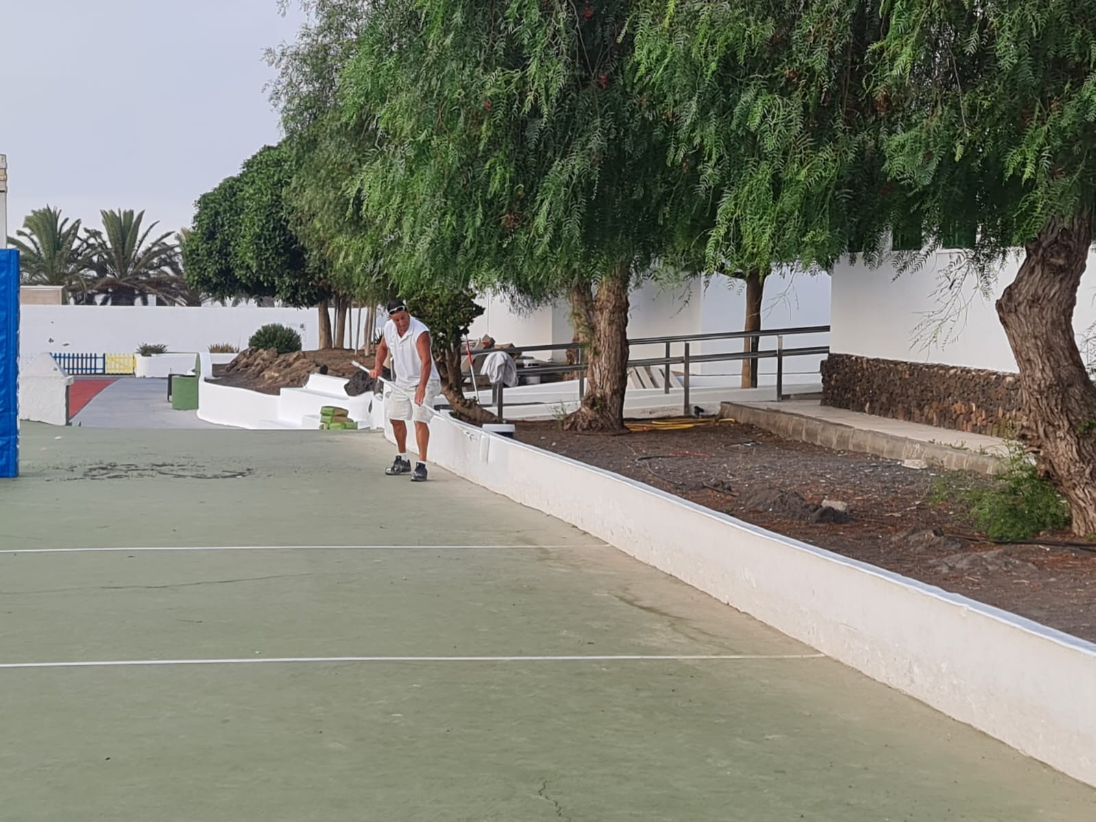 Trabajos de mejora en los centros educativos de San Bartolomé. Foto: Ayuntamiento. Trabajos de mejora en los centros educativos de San Bartolomé. Foto: Ayuntamiento.