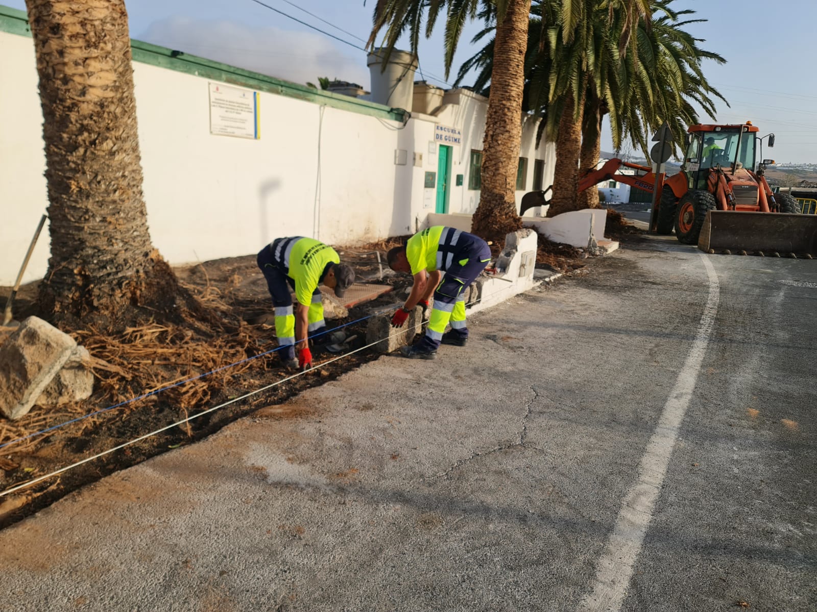 Trabajos de mejora en los centros educativos de San Bartolomé. Foto: Ayuntamiento. Trabajos de mejora en los centros educativos de San Bartolomé. Foto: Ayuntamiento.