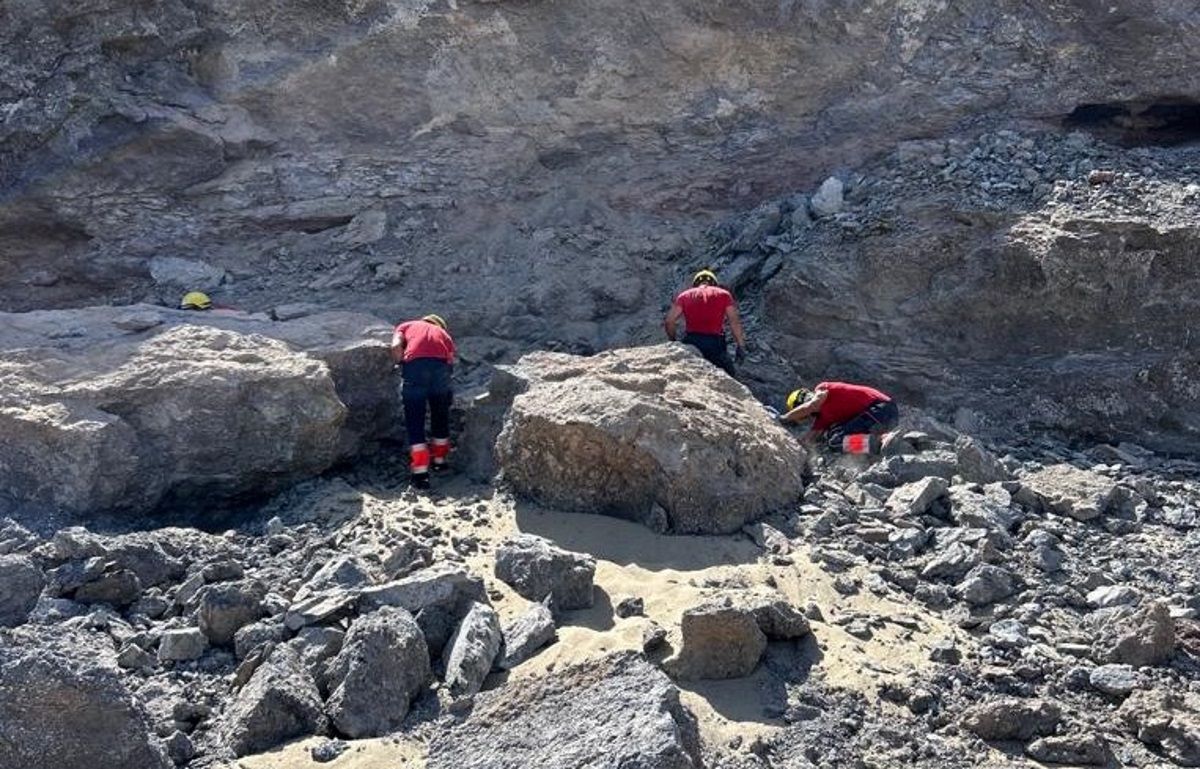 Los bomberos buscando a personas en un derrumbe en Papagayo