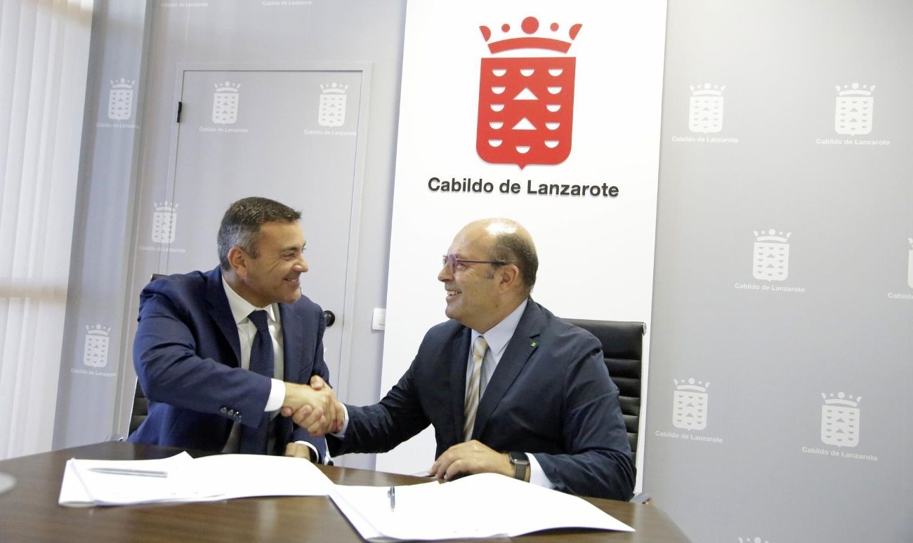 Firma del convenio del Cabildo de Lanzarote con Binter