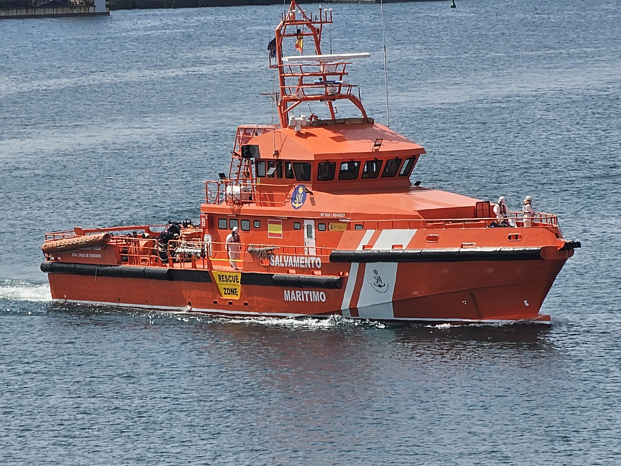 La embarcación de Salvamento Marítimo a la llegada de Puerto Naos. Foto: D. Camacho.