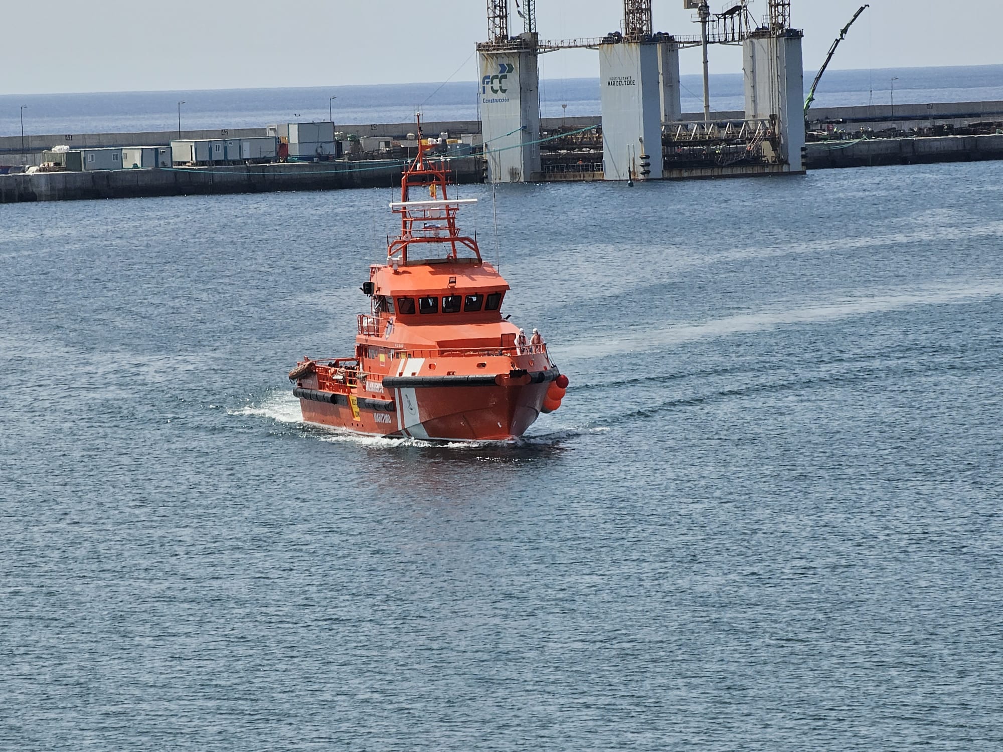 La embarcación de Salvamento Marítimo a la llegada de Puerto Naos. Foto: D. Camacho.