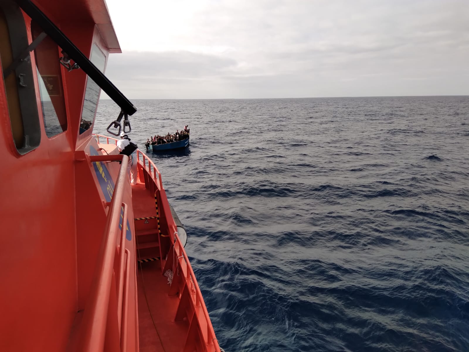 Rescate de una patera por Salvamento Marítimo