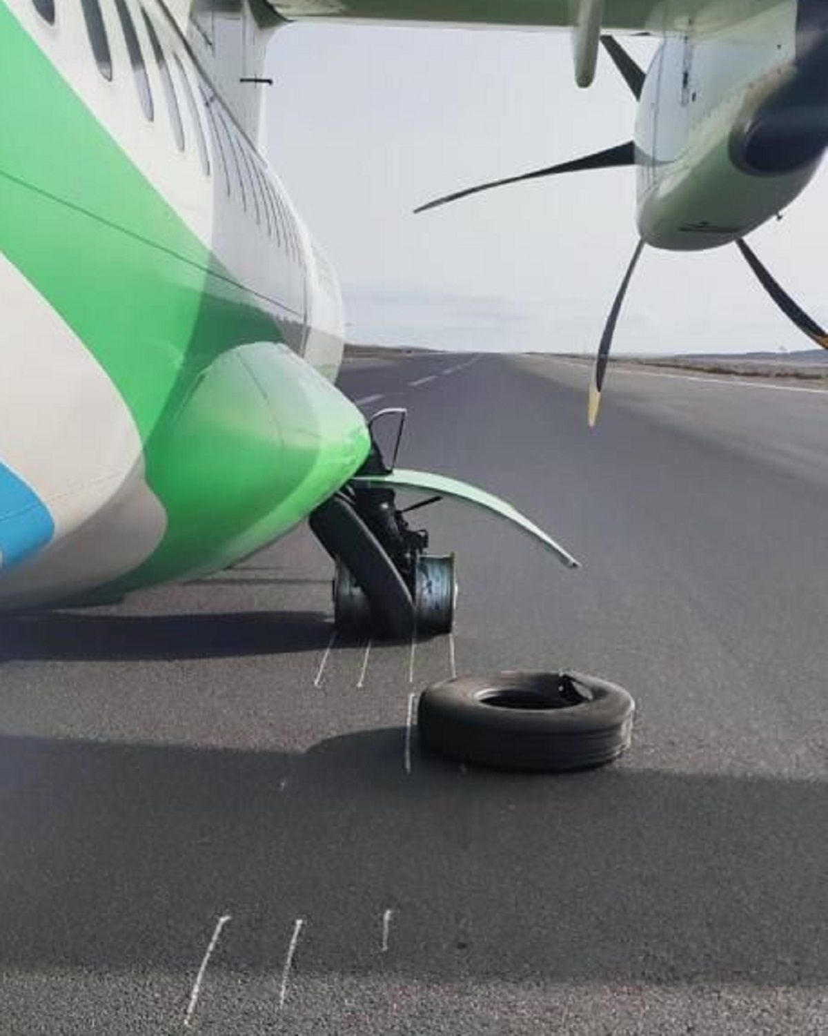 Una de las ruedas afectadas del avión de Binter. Foto: La Voz de Lanzarote.