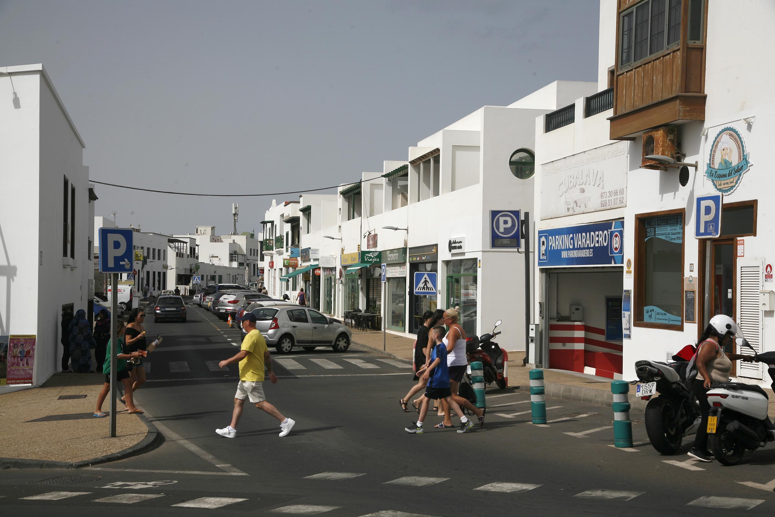 Personas paseando por Playa Blanca. Foto: José Luis Carrasco.
