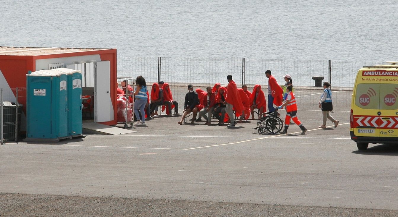 Migrantes atendidos por Cruz Roja en Puerto Naos.  Imagen de archivo: José Luis Carrasco