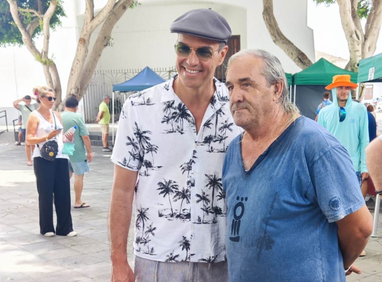 Pedro Sánchez posando con un ciudadano Pedro Sánchez posando con un ciudadano