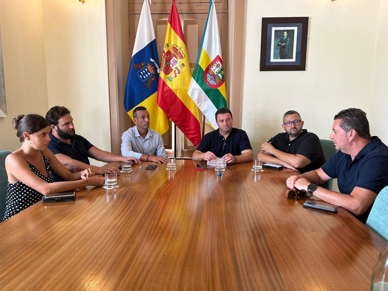Reunión entre el consejero del Cabildo, Óscar Noda, y el Ayuntamiento de Haría