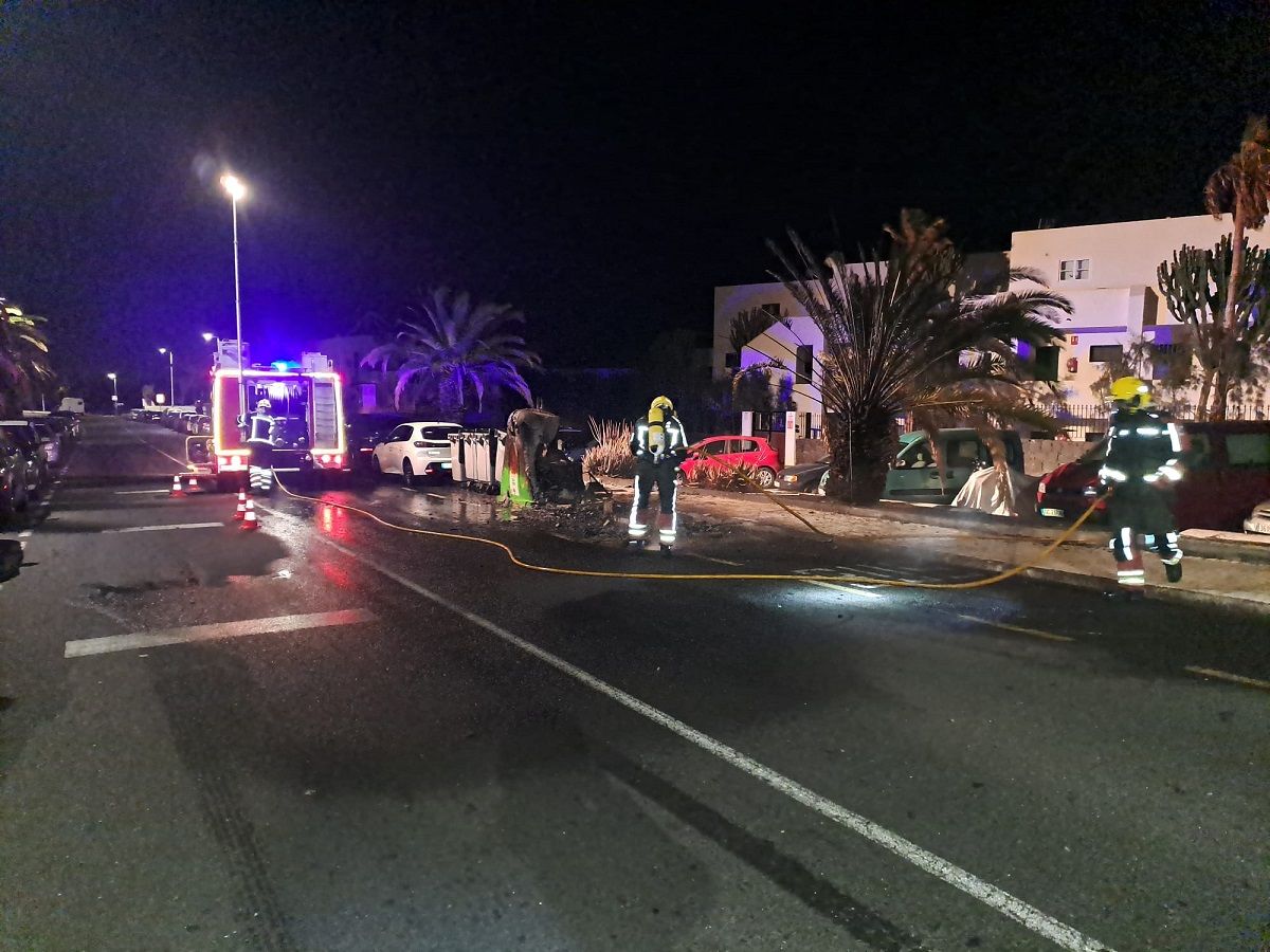 Los bomberos extinguen el incendio de varios contenedores en Costa Teguise