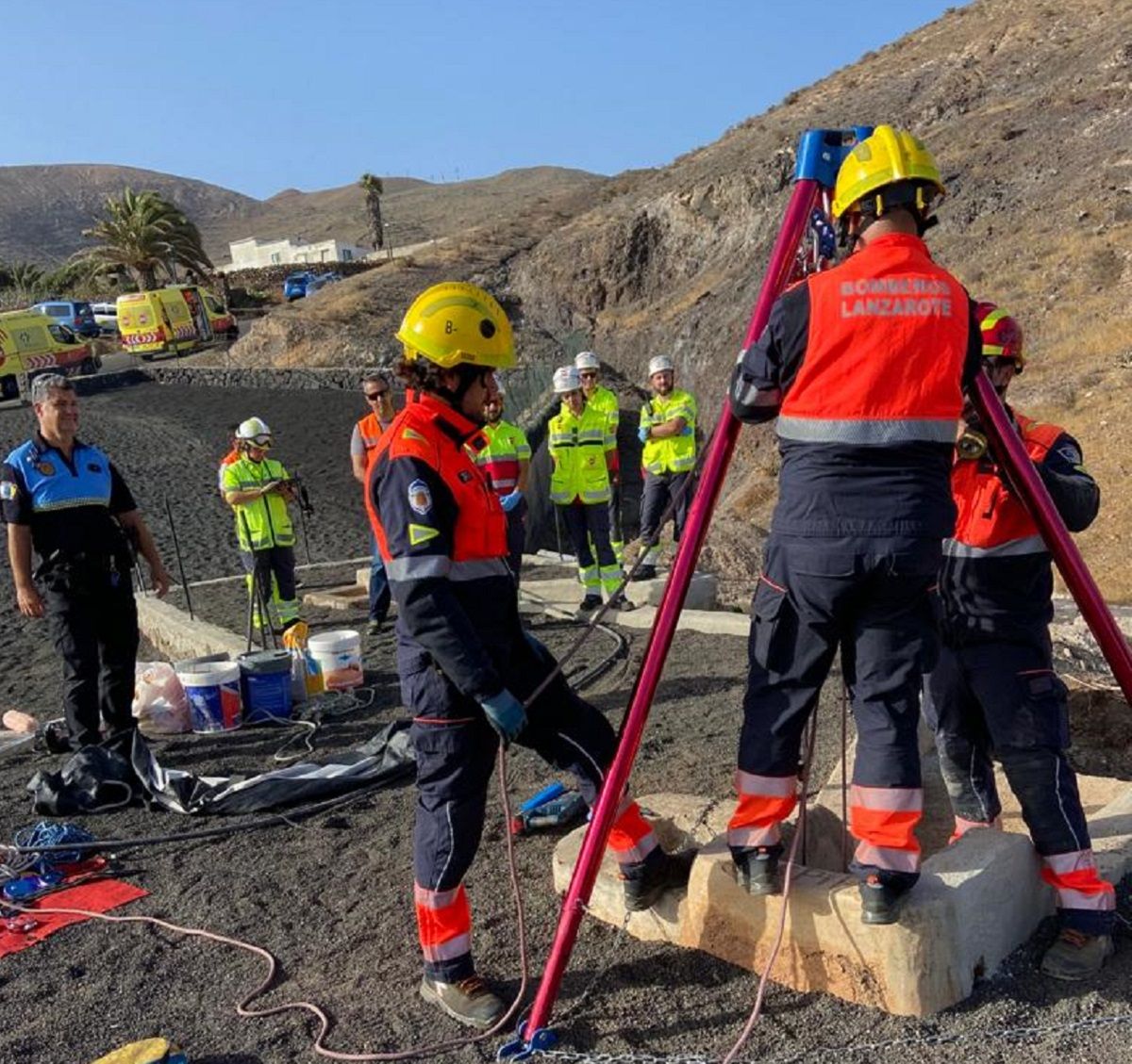 Los bomberos actuando en el aljibe en Yaiza