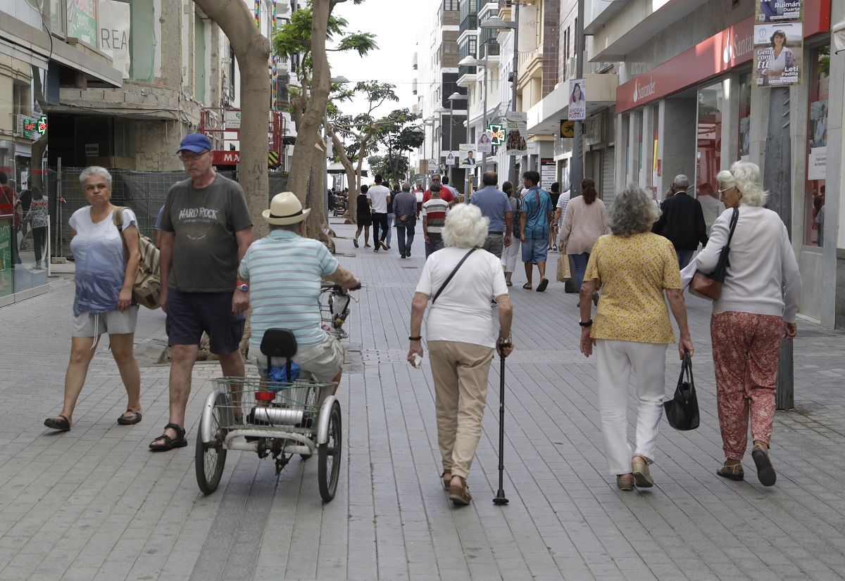 Ciudadanos paseando por el centro de Arrecife