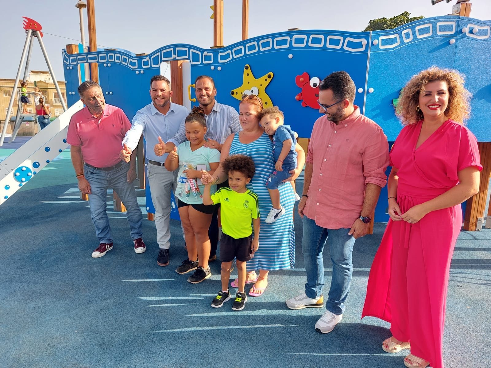 Estreno del nuevo Parque Infantil de Argana Alta. Las autoridades junto a los pequeños que estrenaron las instalaciones, junto a su madre. 2 Estreno del nuevo Parque Infantil de Argana Alta. Las autoridades junto a los pequeños que estrenaron las instalaciones, junto a su madre. 2