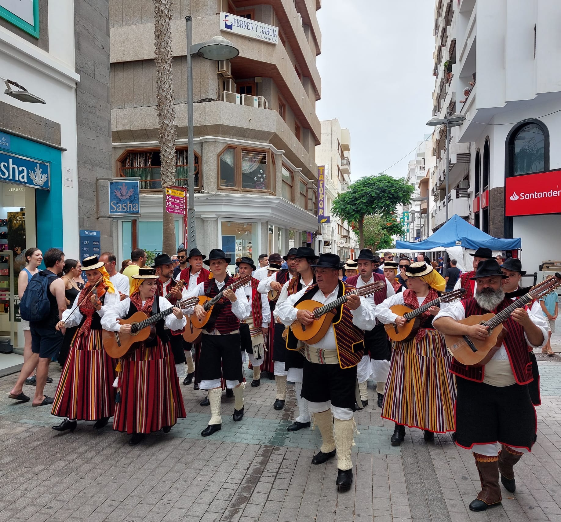 Fervor y tradición este sábado en Arrecife durante la Ofrenda de las agrupaciones folclóricas a San Ginés Obispo Fervor y tradición este sábado en Arrecife durante la Ofrenda de las agrupaciones folclóricas a San Ginés Obispo