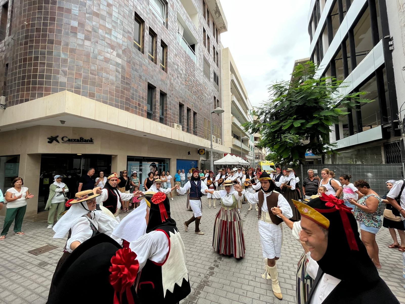 Fervor y tradición este sábado en Arrecife durante la Ofrenda de las agrupaciones folclóricas a San Ginés Obispo Fervor y tradición este sábado en Arrecife durante la Ofrenda de las agrupaciones folclóricas a San Ginés Obispo