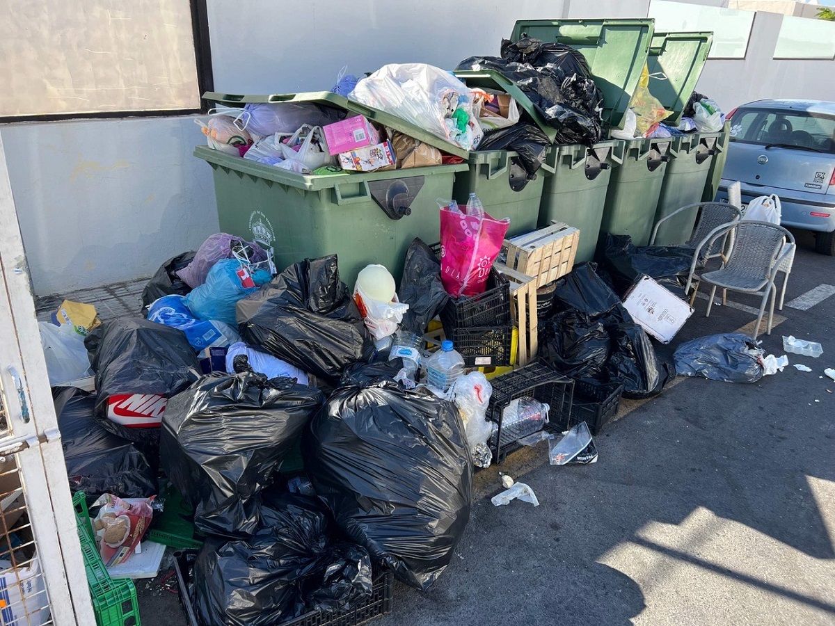 Basura acumulada en Playa Honda 