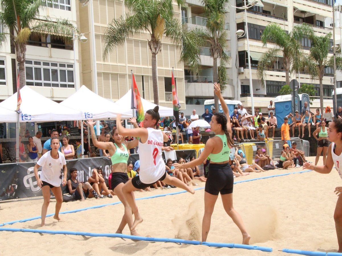 Partido de balonmano femenino en el 'Torneo de Balonmano Playa Ciudad de Arrecife 2023'