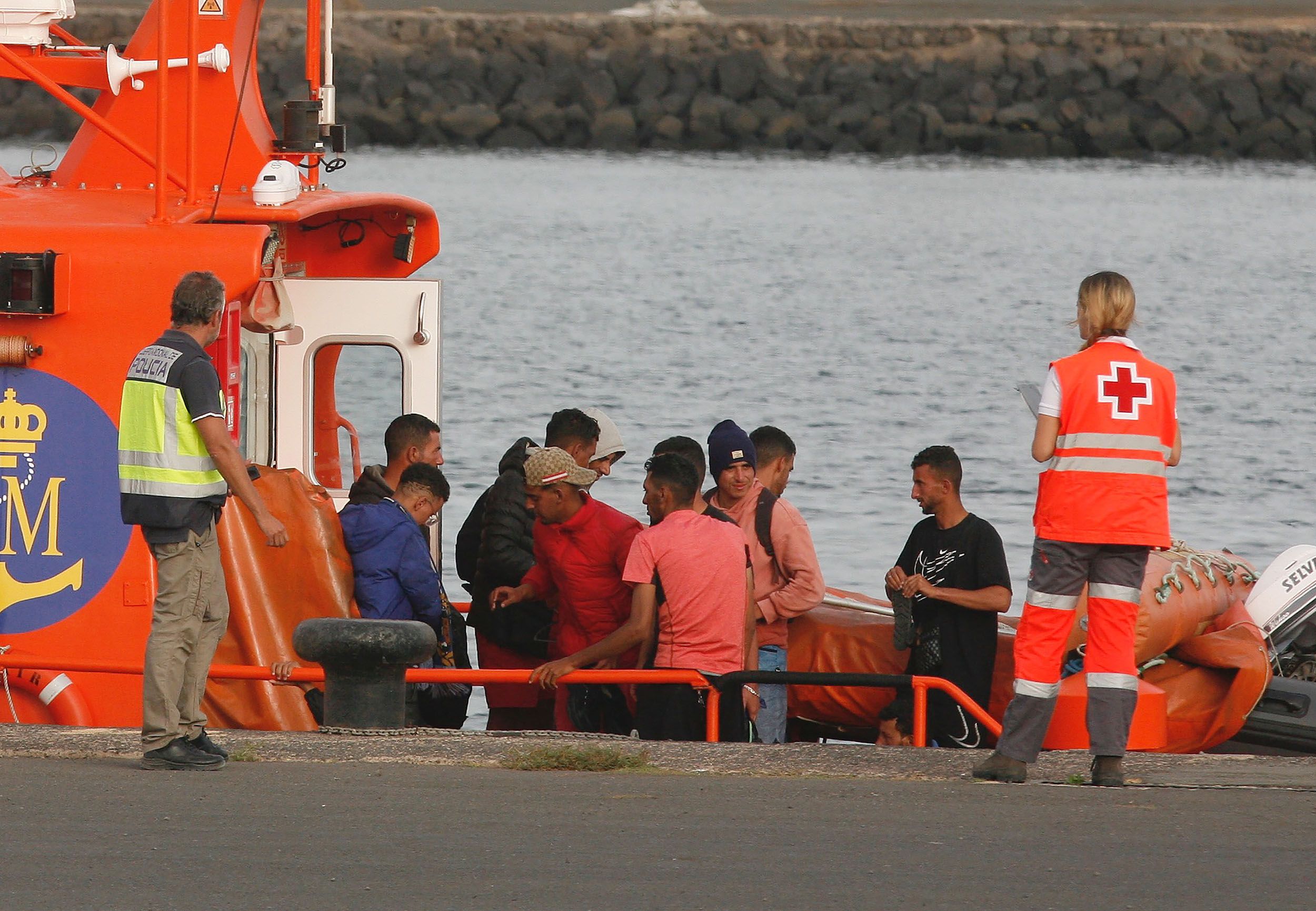 Rescatados de la patera en Puerto de Naos (Foto: José Luis Carrasco)