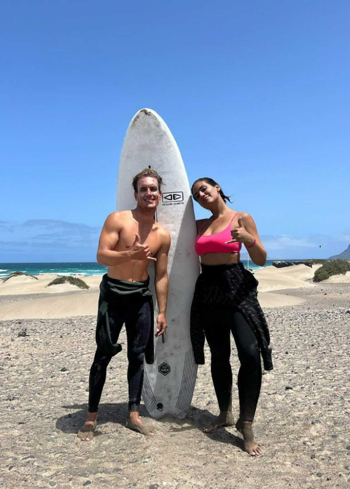 La modelo Lorena Duran después de surfear en Famara 