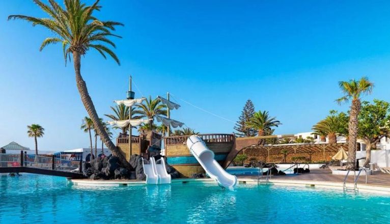 Barco pirata con toboganes en H10 Suites Lanzarote Gardens, en Costa Teguise. H10 SUITES LANZAROTE GARDENS Barco pirata con toboganes en H10 Suites Lanzarote Gardens, en Costa Teguise. H10 SUITES LANZAROTE GARDENS