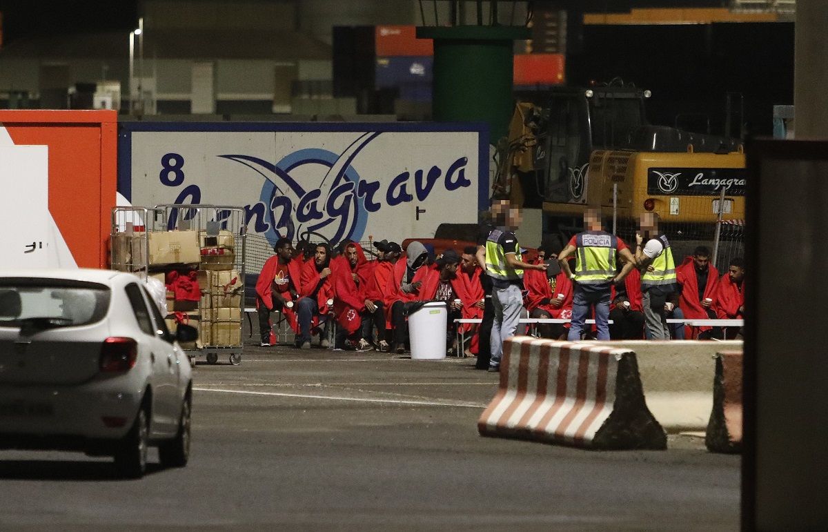 Los llegados en patera esta madrugada a Puerto de Naos (Foto: José Luis Carrasco)