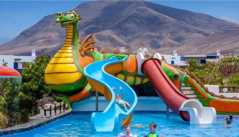 Toboganes para niños en el Hotel Gran Tagoro Castleland, en Playa Blanca. Toboganes para niños en el Hotel Gran Tagoro Castleland, en Playa Blanca.