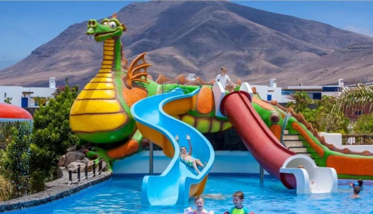 Toboganes para niños en el Hotel Gran Tagoro Castleland, en Playa Blanca.