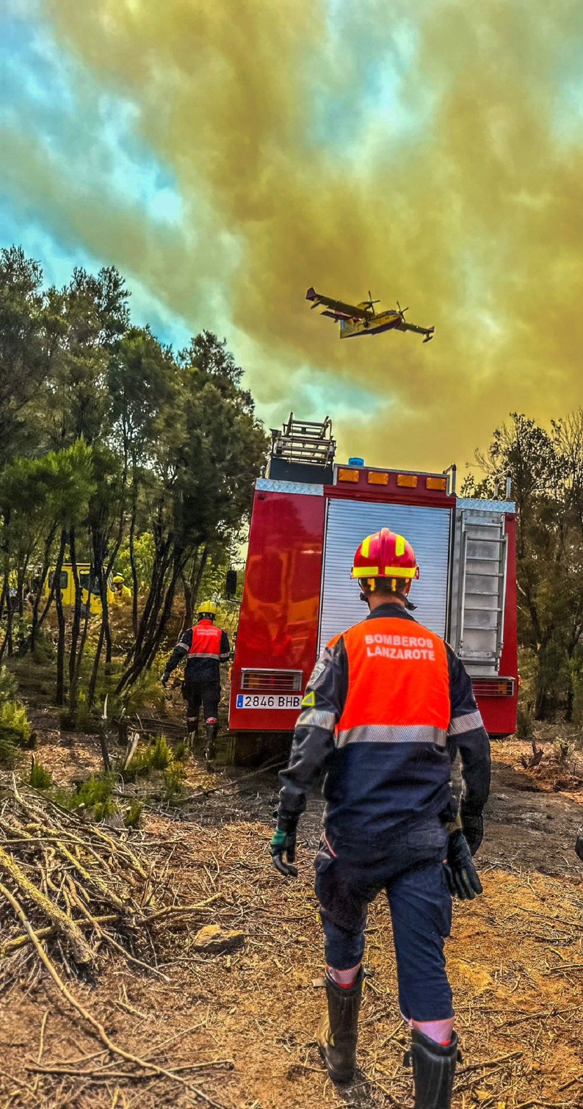 El equipo de bomberos de Lanzarote en el incendio de Tenerife