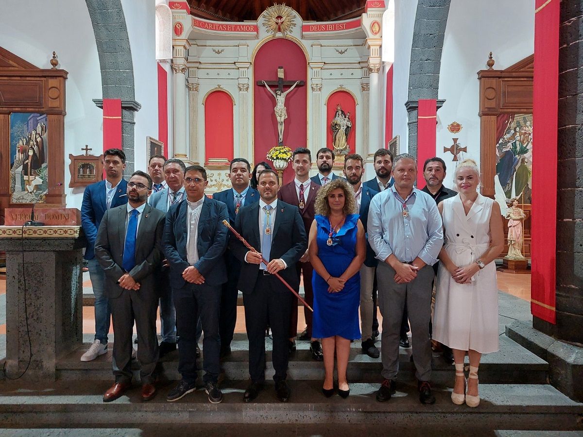 Visita oficial a la iglesia de San Ginés. Corporación Municipal de Arrecife , junto al párroco, en el interior de la iglesia