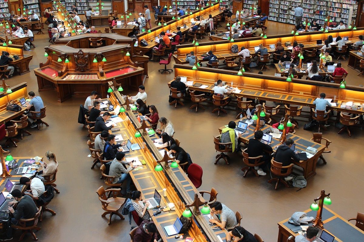 Estudiantes universitarios. Becas.