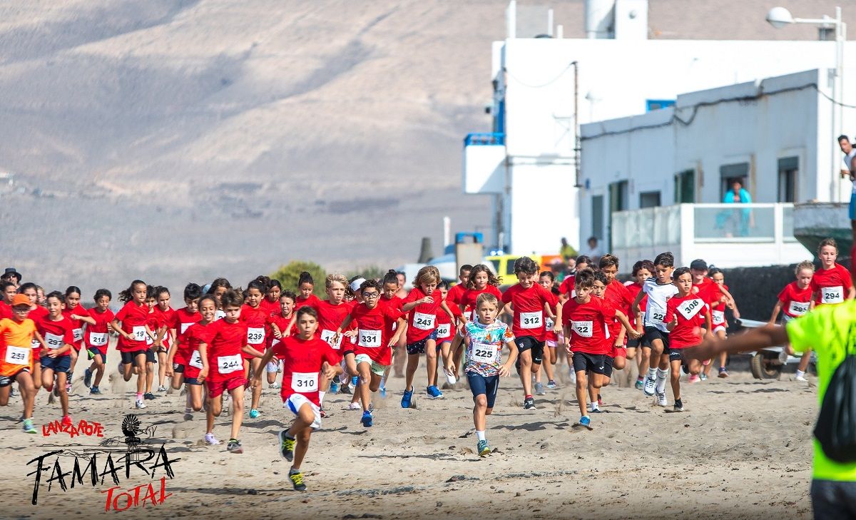 Los participantes de la carrera 'Famara Total'