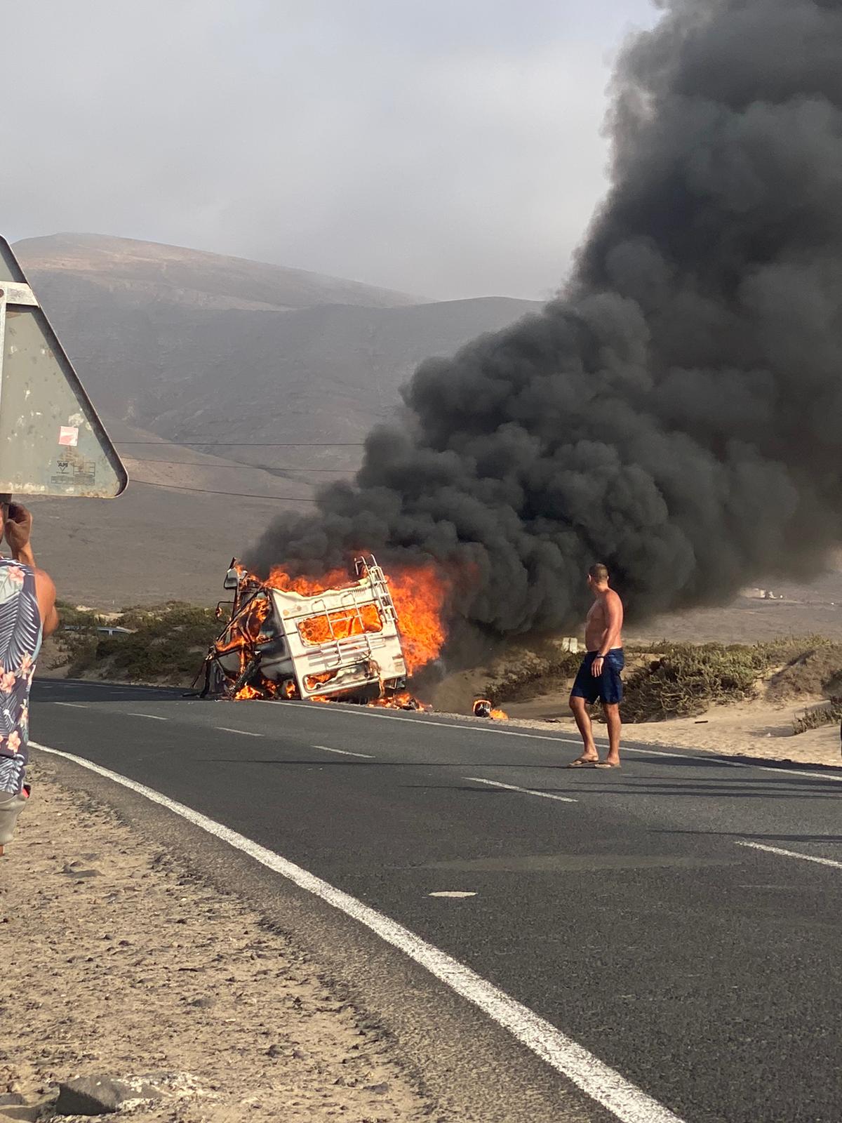 Autocaravana ardiendo en Famara
