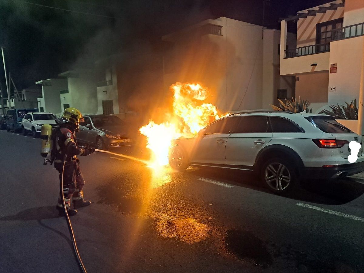 Incendio de un vehículo en Playa Honda