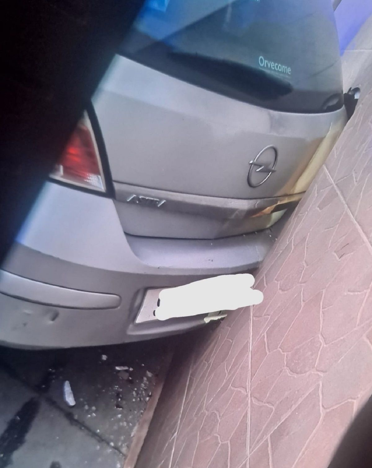 El coche empotrado contra la pared de la casa en Arrecife