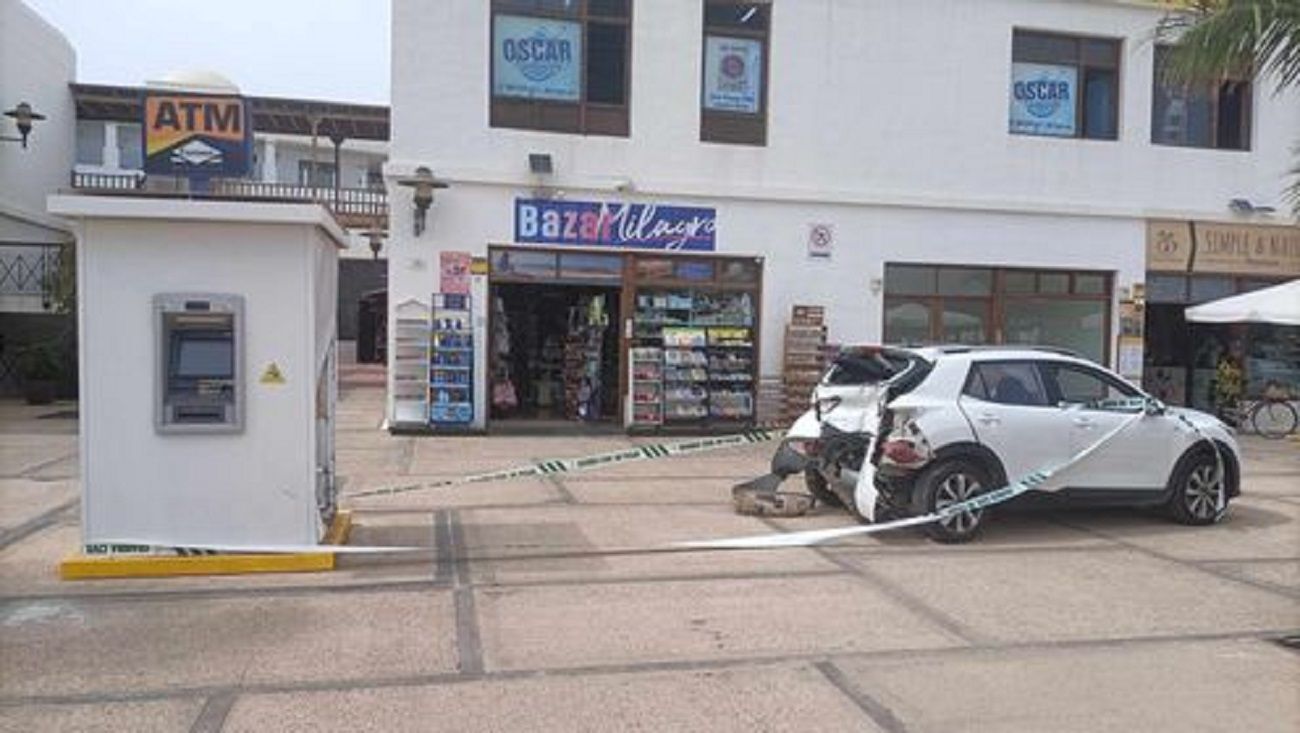 El coche destrozado tras el choque contra el cajero