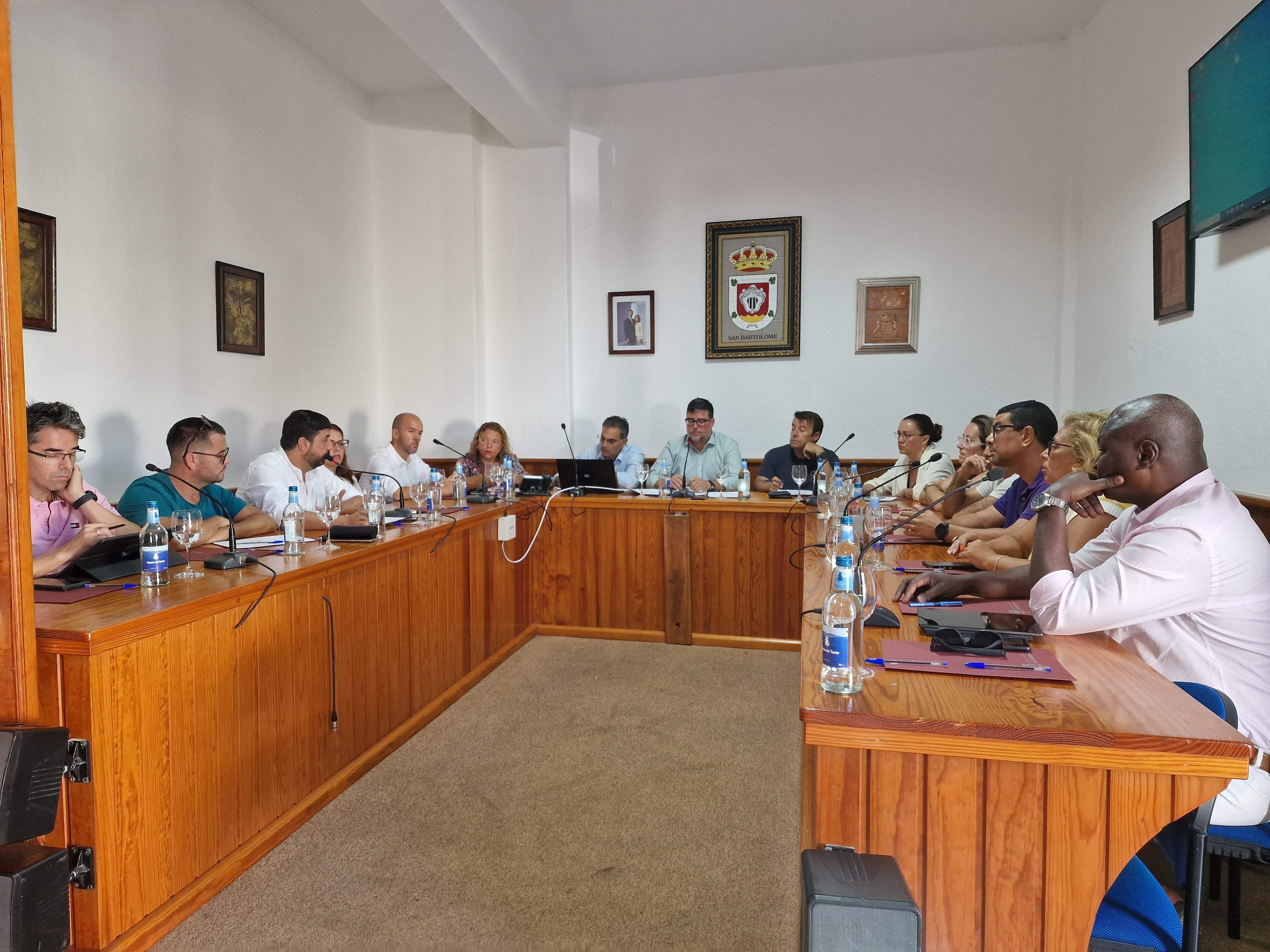 El Pleno de San Bartolomé apoya la cesión de suelo a la Consejería de Sanidad para crear el centro de salud de Playa Honda. Foto: Ayuntamiento de San Bartolomé.