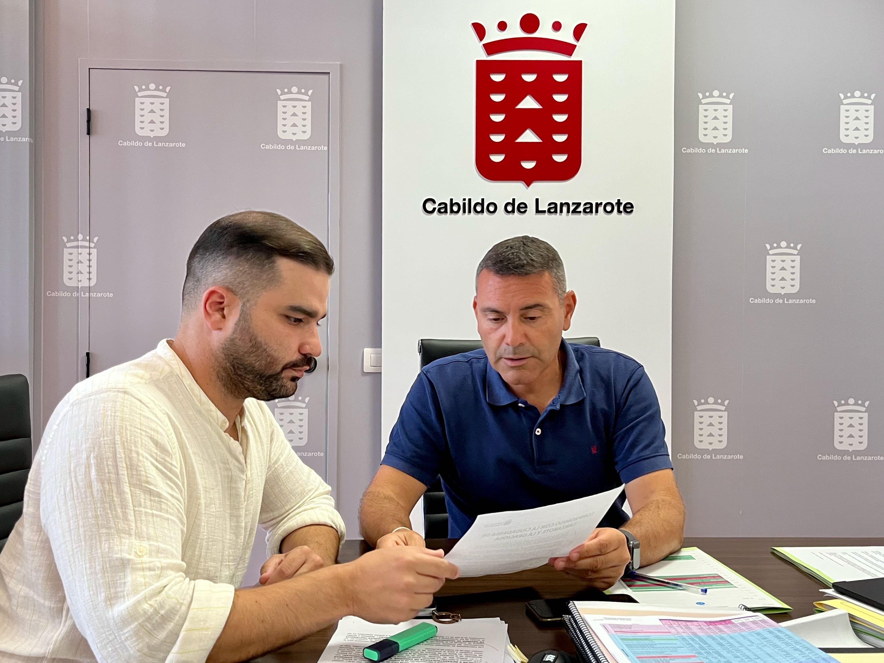 El presidente del Cabildo de Lanzarote, Oswaldo Betancort, y el consejero Jesús Machín Tavío. Foto: Cabildo de Lanzarote.