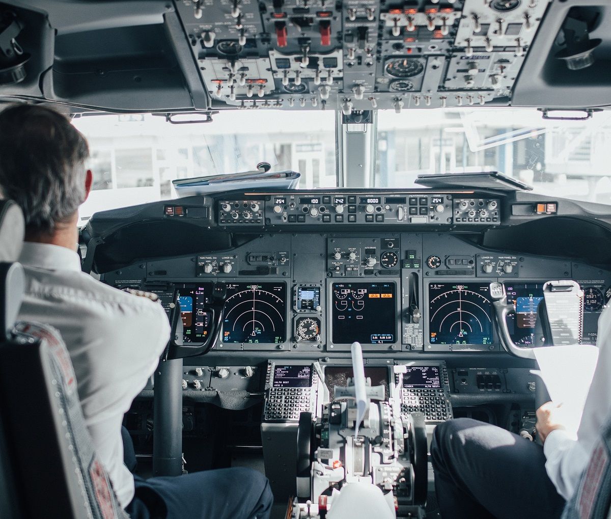 Piloto en la cabina de un avión