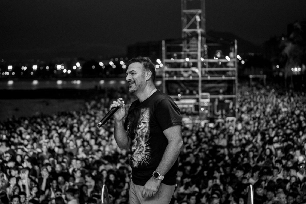  Carlos Chavaud durante su actuación como telonero en el concierto de Gente de Zona (Foto: J.Méndez)