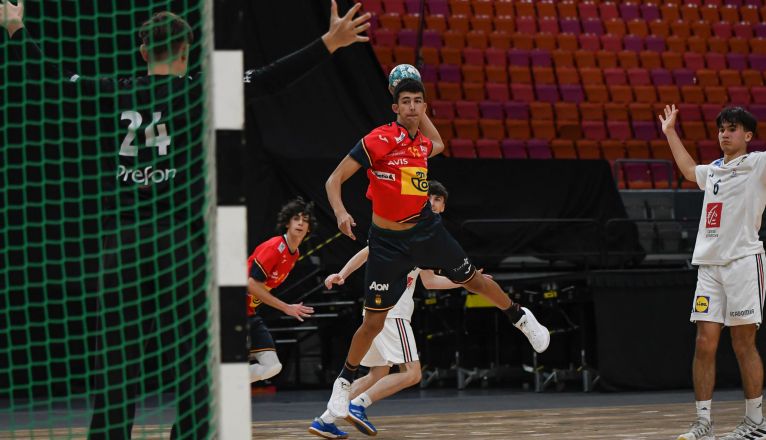 Miguel Ángel Martín durante un partido con la Selección Española de Balonmano