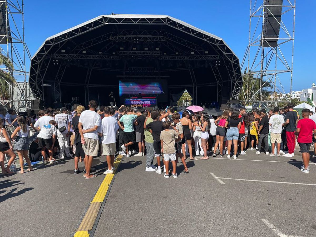 Concentración de jóvenes durante la tarde de este miércoles, esperando al concierto de Saiko en Lanzarote. Foto: David Merino.
